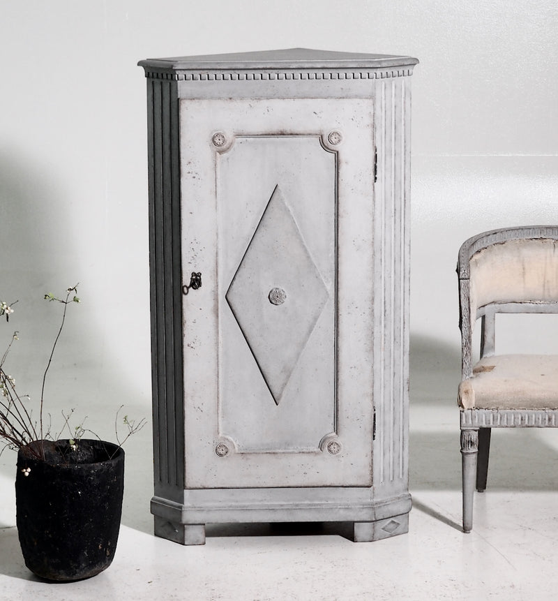 Fine late Gustavian corner cabinet with carvings, circa 1810. - Selected Design & Antiques