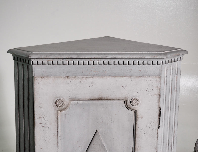 Fine late Gustavian corner cabinet with carvings, circa 1810. - Selected Design & Antiques