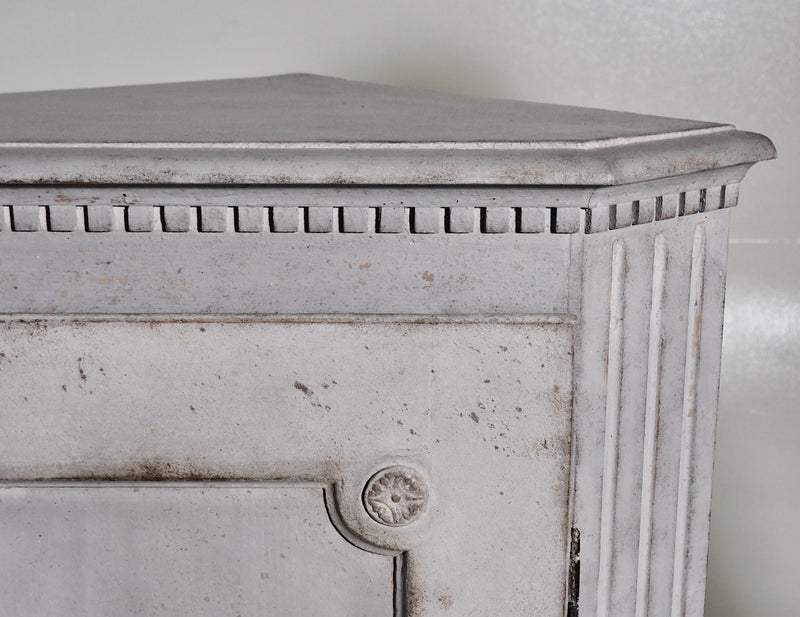 Fine late Gustavian corner cabinet with carvings, circa 1810. - Selected Design & Antiques