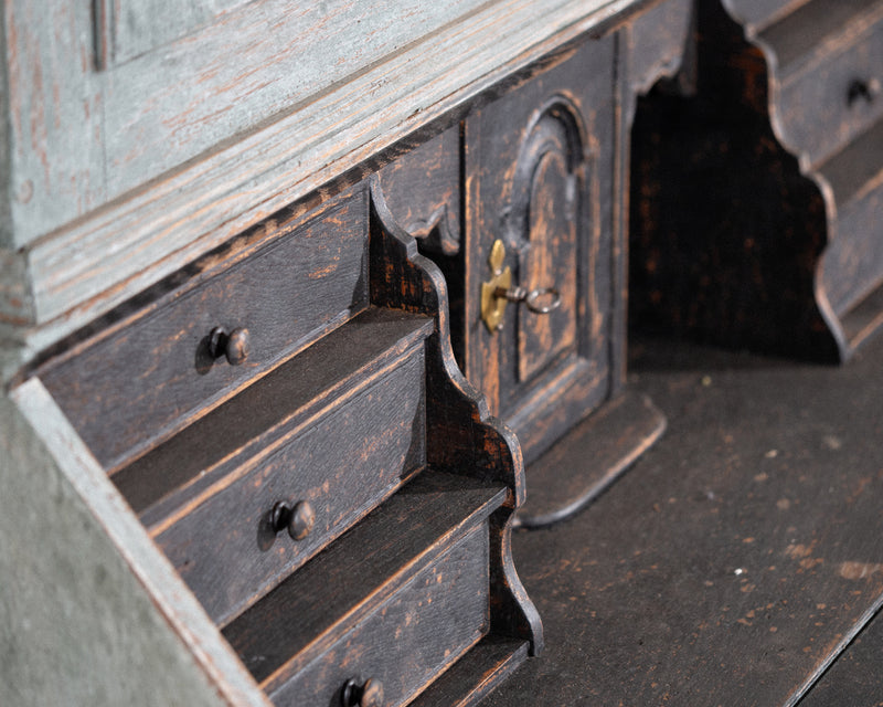 Beautiful bureau with carvings, 18th C. - Selected Design & Antiques